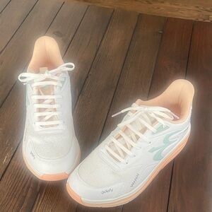 Gdefy Women's Peachwhite
Energiya sneakers